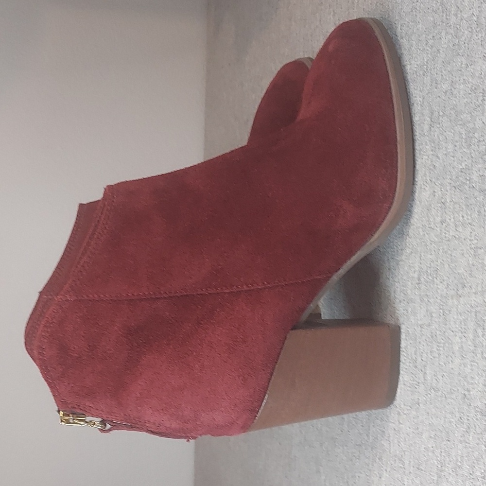 Clarks Lora Lana Burgundy Wine Suede Zip Up Block Heel Ankle Bootie Size 6.5